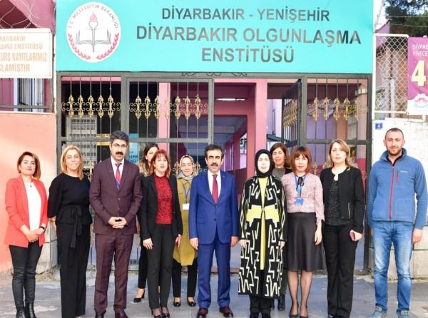 Sayın Diyarbakır Valimiz Hasan Basri GÜZELOĞLU ve eşi Ayşe GÜZELOĞLU Hanımefendi entitümüzü ziyaret ederek yapılan çalışmaları inceledi.