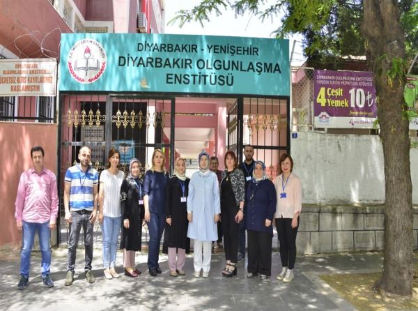 Sayın Diyarbakır Valimiz Hasan Basri GÜZELOĞLU´nun eşi Ayşe GÜZELOĞLU Hanımefendi enstitümüze teşrif ederek yapılan çalışmaları inceledi.